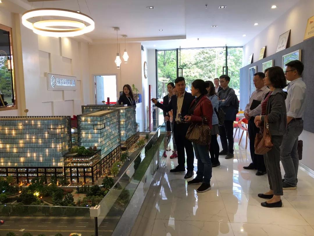 成都市委宣传部考察团一行调研博鱼买球首选视觉文创产业园区