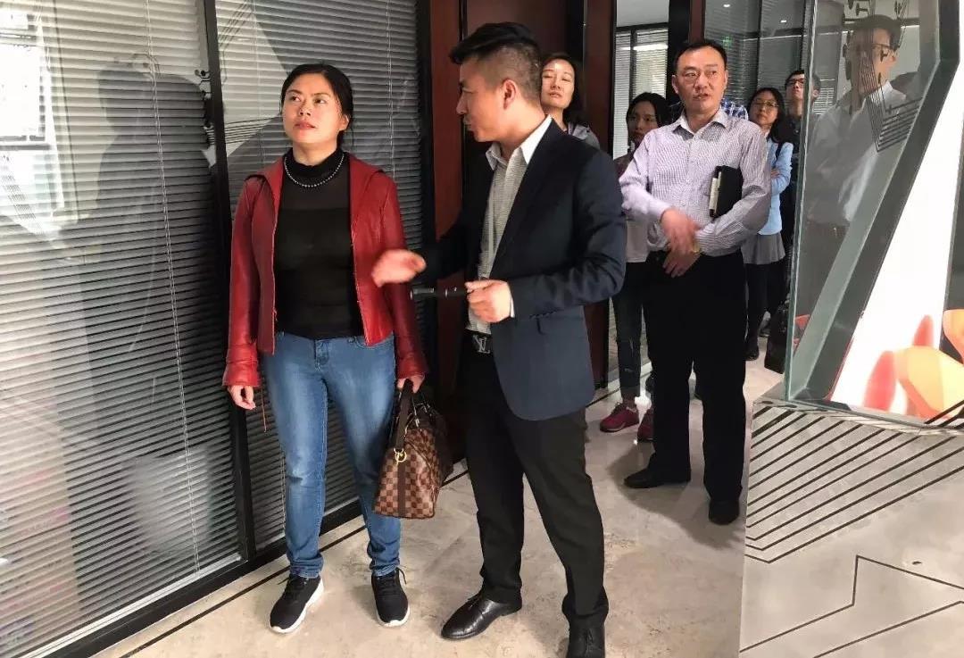 成都市委宣传部考察团一行调研博鱼买球首选视觉文创产业园区
