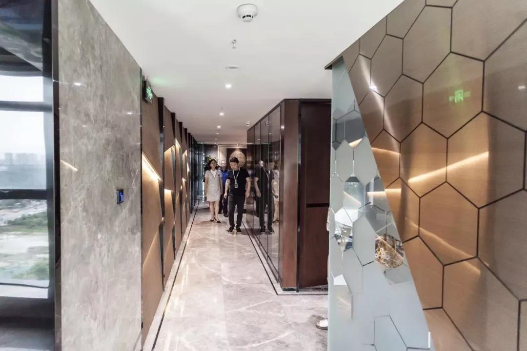成都市新经济委副主任周洪等一行领导莅临博鱼买球首选参观考察