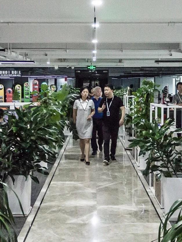 成都市新经济委副主任周洪等一行领导莅临博鱼买球首选参观考察