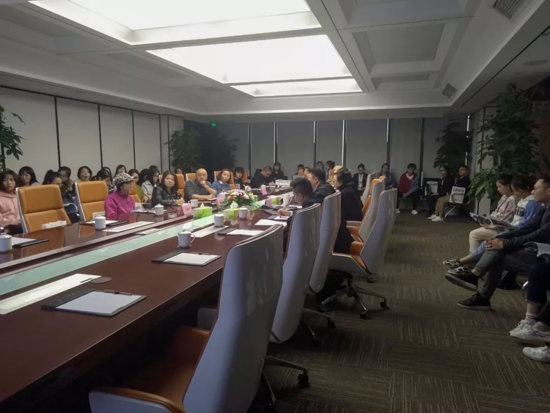 西华大学美术与设计学院院长张玉萍携研究生一行50人莅临博鱼买球首选参观考察