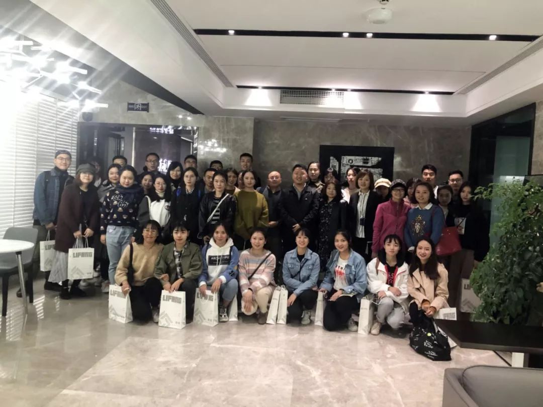 西华大学美术与设计学院院长张玉萍携研究生一行50人莅临博鱼买球首选参观考察